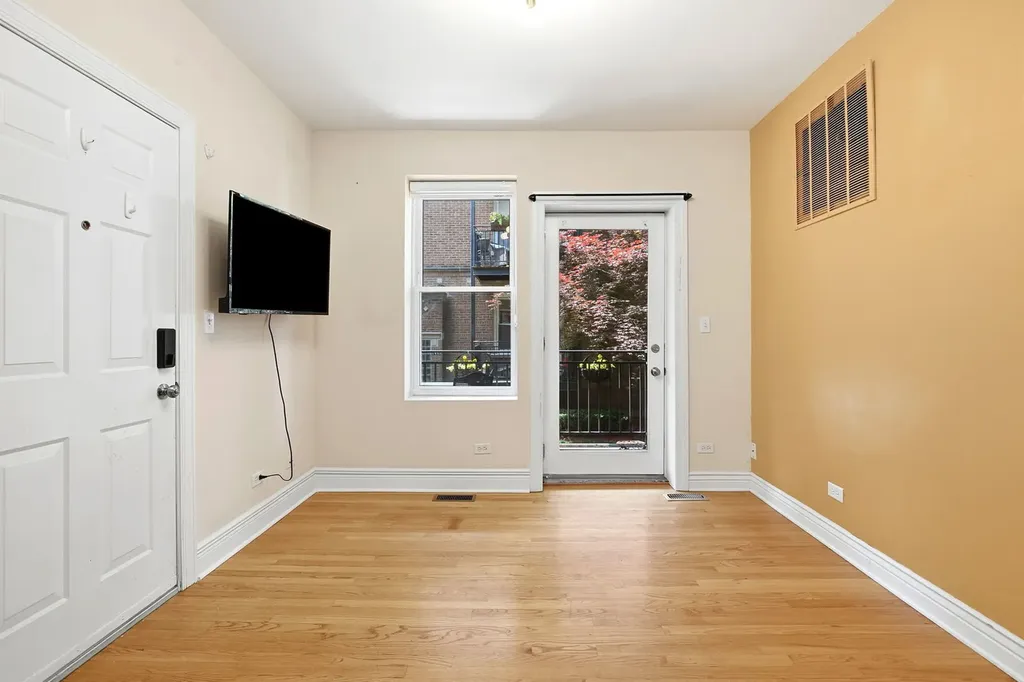 1443 West Victoria Street Chicago IL 60660