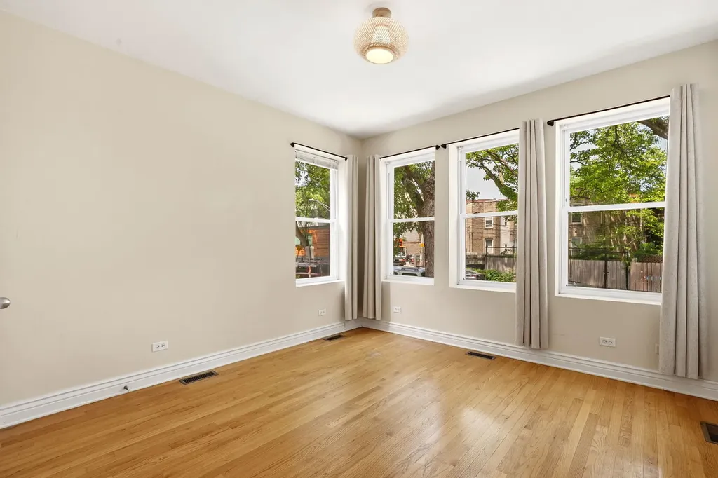 1443 West Victoria Street Chicago IL 60660