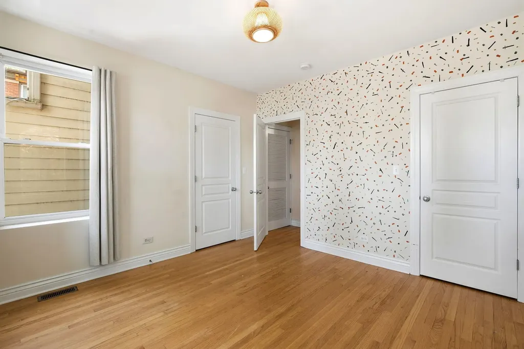 1443 West Victoria Street Chicago IL 60660