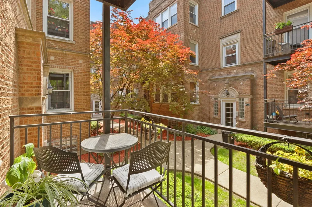 1443 West Victoria Street Chicago IL 60660