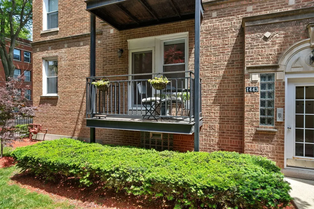 1443 West Victoria Street Chicago IL 60660