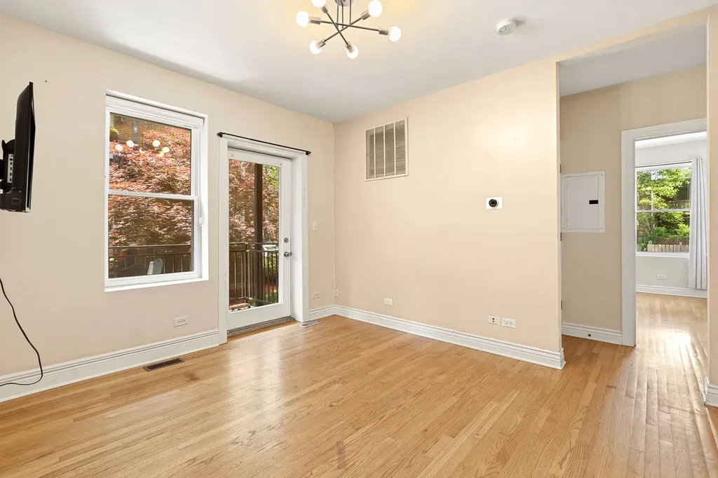 1443 West Victoria Street Chicago IL 60660