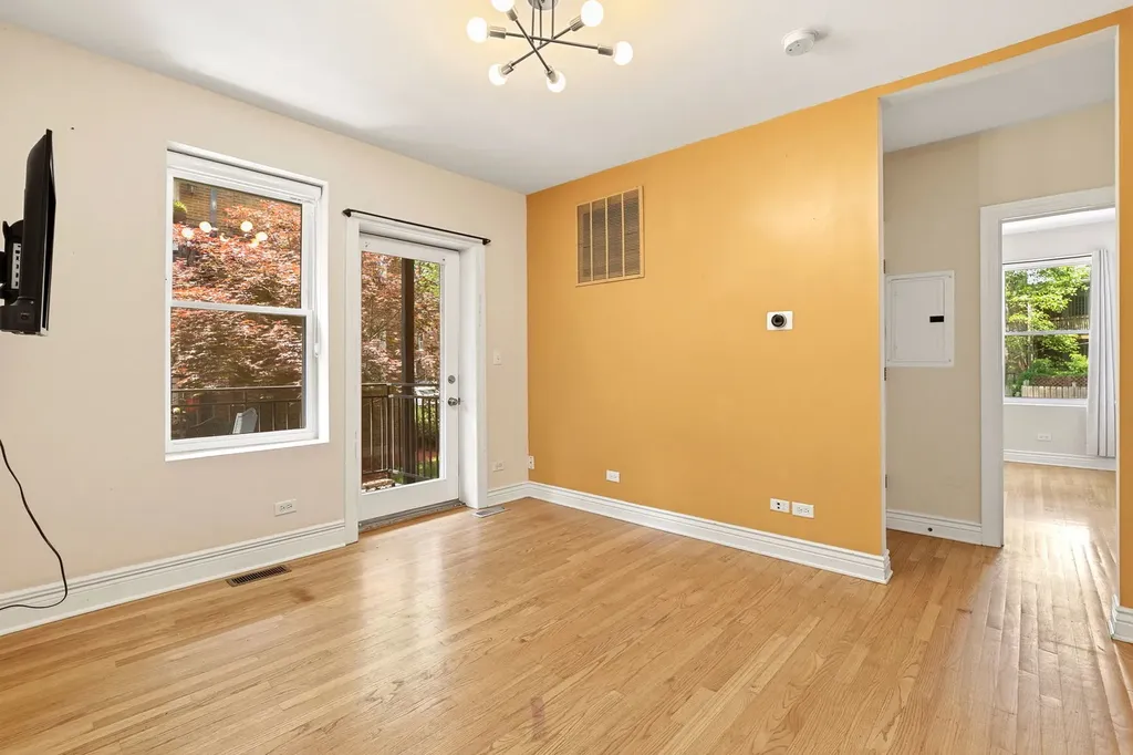 1443 West Victoria Street Chicago IL 60660