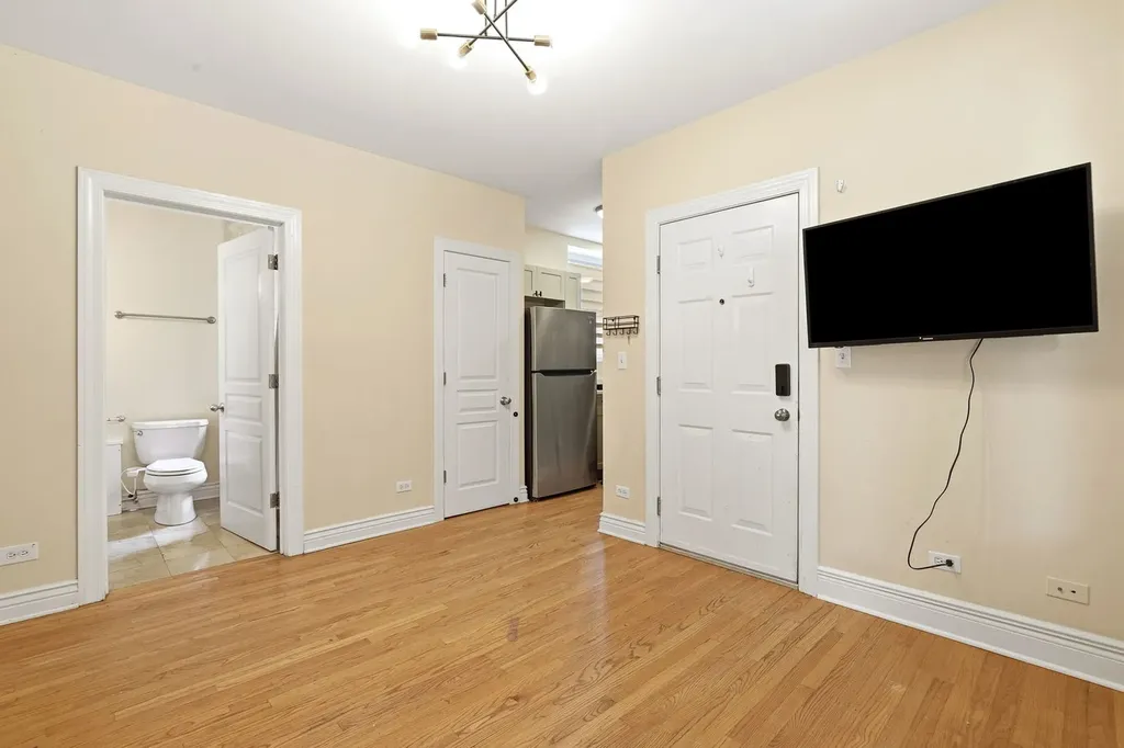 1443 West Victoria Street Chicago IL 60660