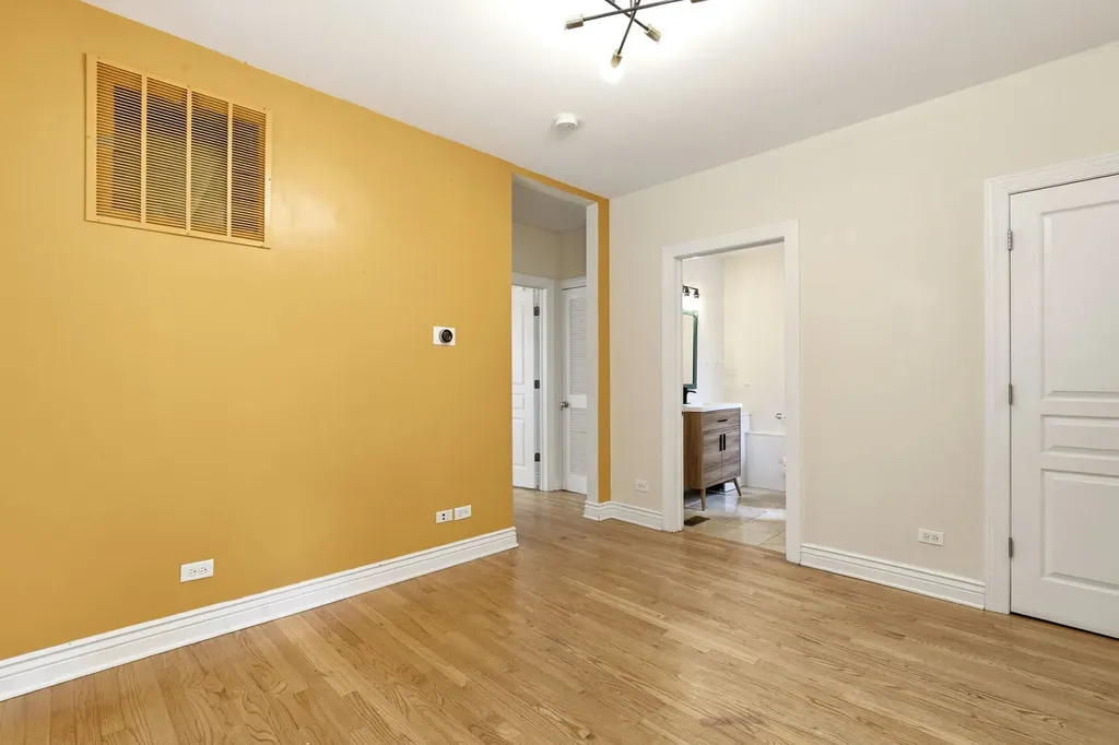 1443 West Victoria Street Chicago IL 60660