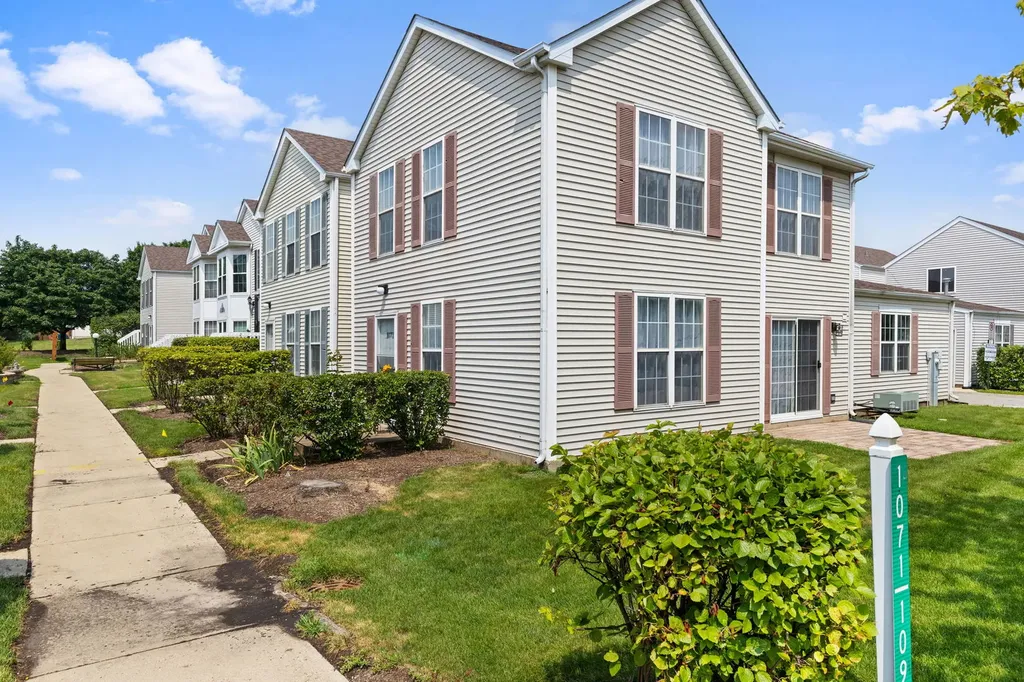 1071 Symphony Drive Aurora IL 60504