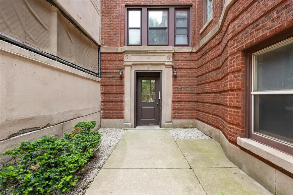 853 West Carmen Avenue Chicago IL 60640