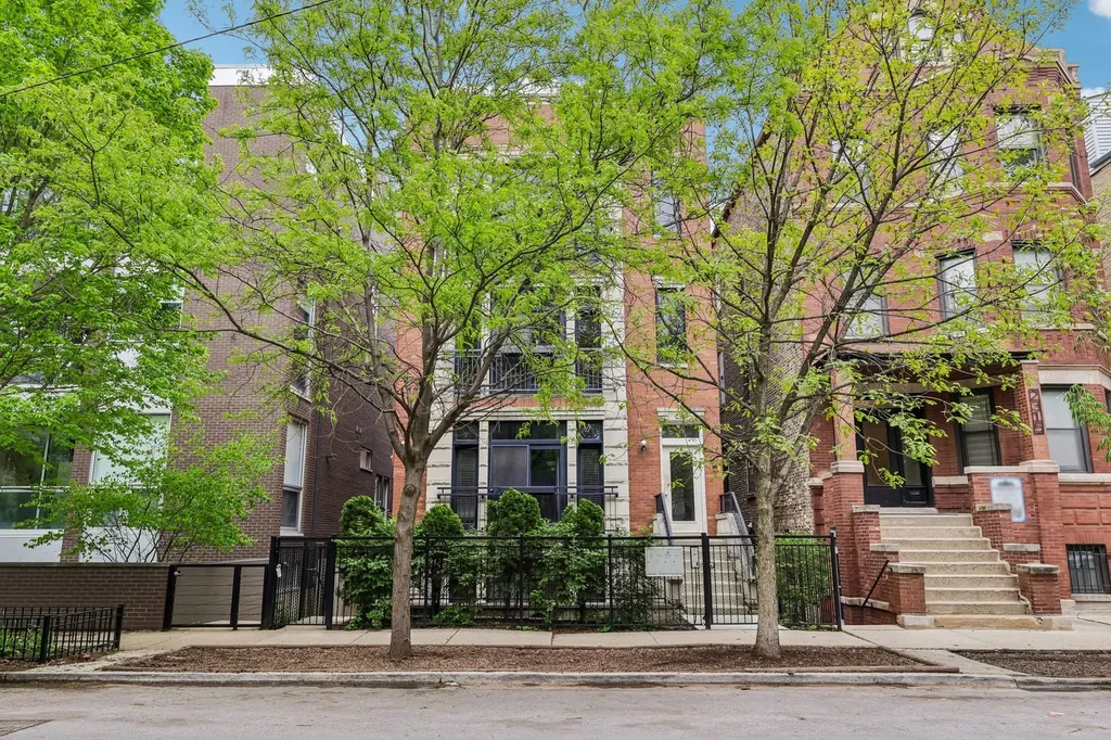 2319 North Leavitt Street Chicago IL 60647