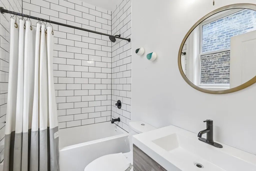 2319 North Leavitt Street Chicago IL 60647