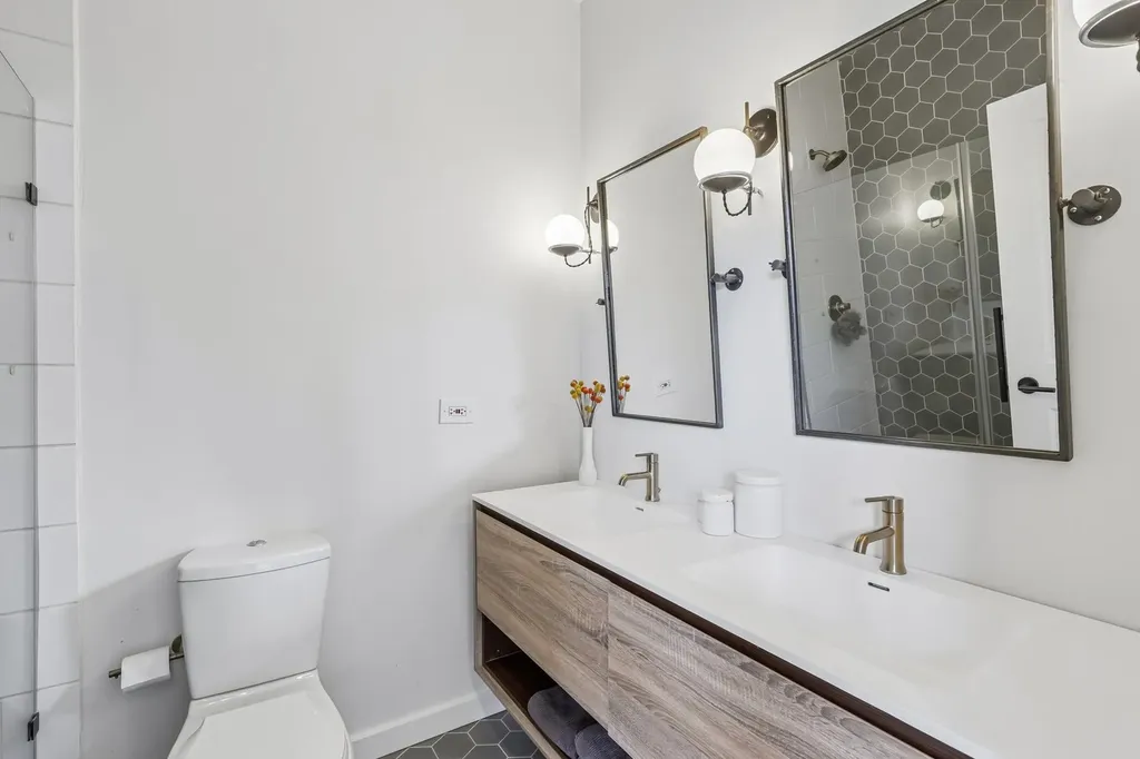 2319 North Leavitt Street Chicago IL 60647
