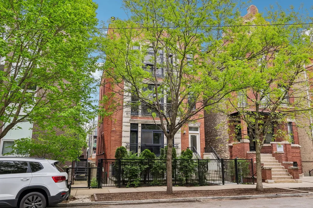2319 North Leavitt Street Chicago IL 60647