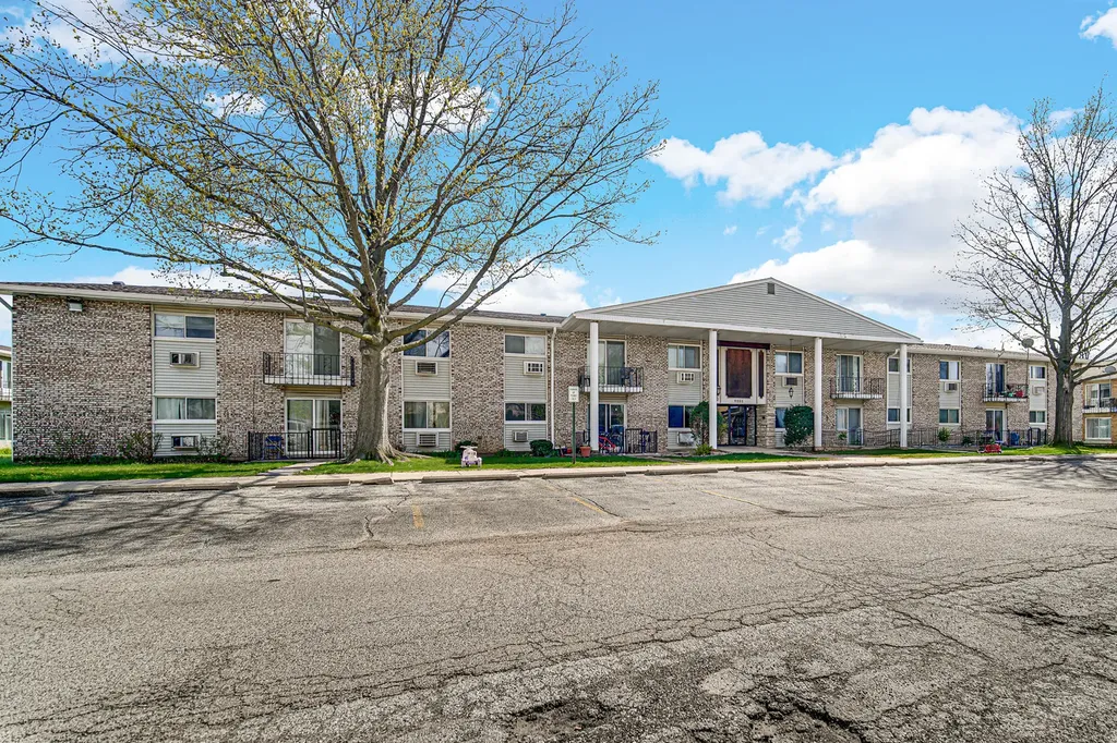 9351 Ladybird Lane Des Plaines IL 60016
