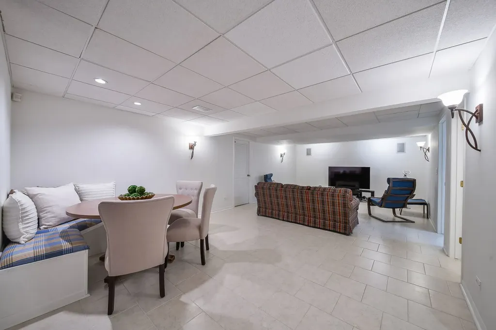 103 Hawkins Circle Wheaton IL 60189