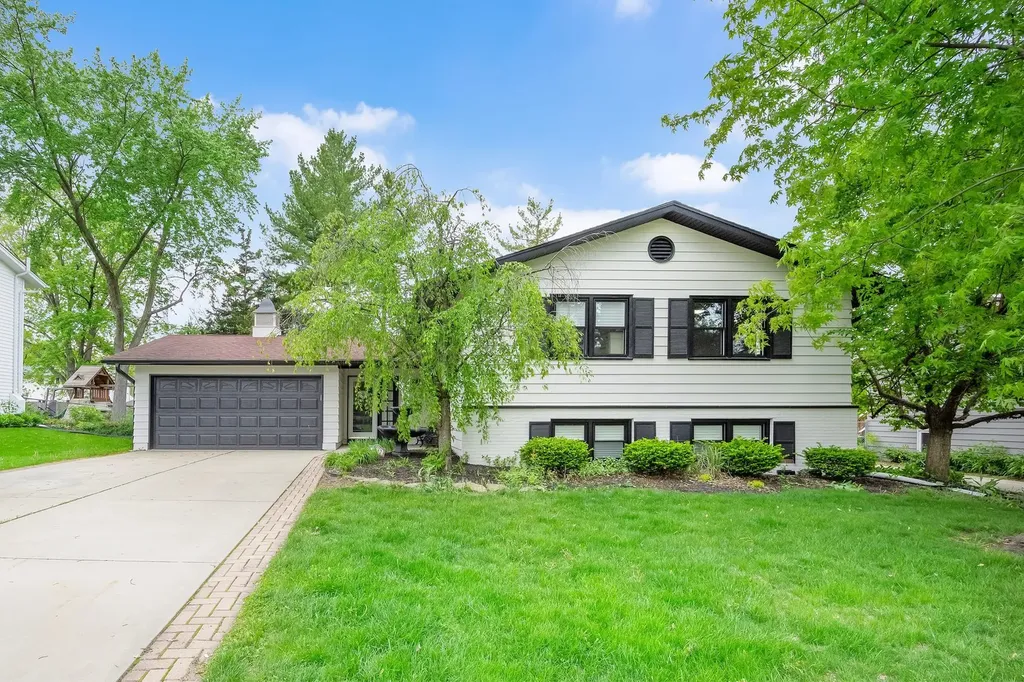 6312 Maxwell Drive Woodridge IL 60517