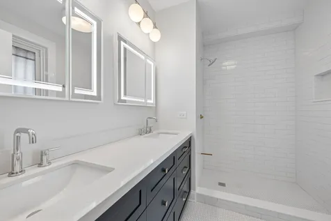 1521 West Sunnyside Avenue Chicago IL 60640