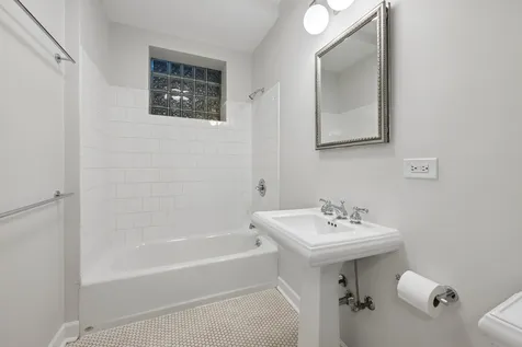 1521 West Sunnyside Avenue Chicago IL 60640