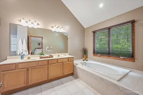 1702 King Richard Circle St. Charles IL 60174