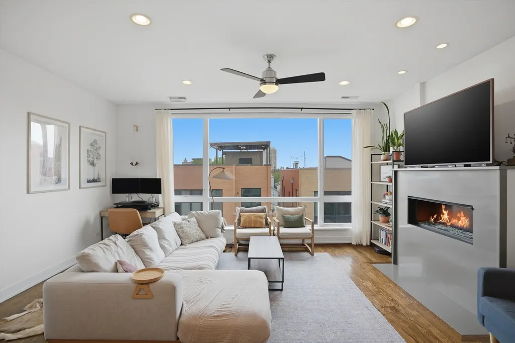 1521 West Fry Street Chicago IL 60642