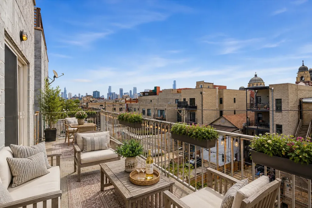1521 West Fry Street Chicago IL 60642