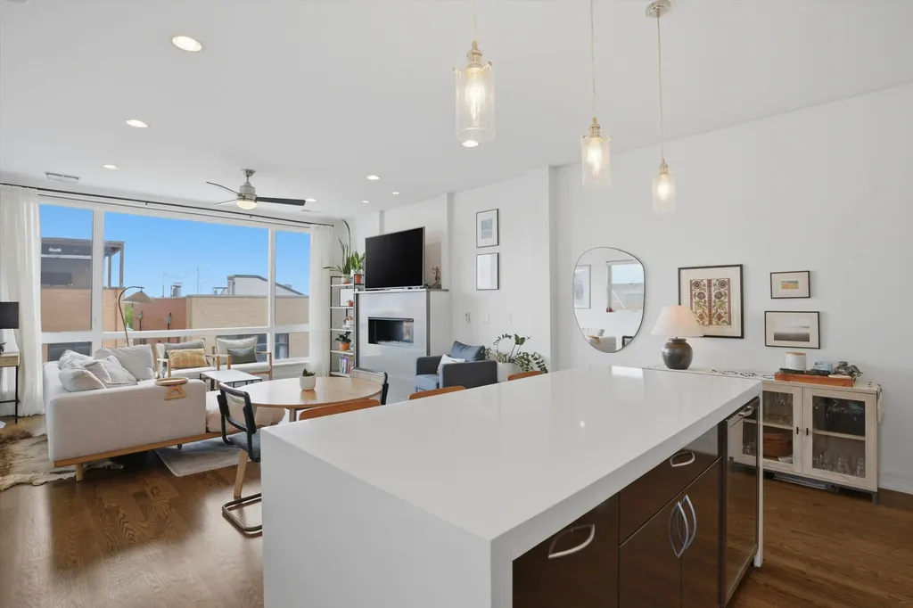 1521 West Fry Street Chicago IL 60642