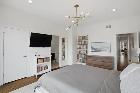 1521 West Fry Street Chicago IL 60642