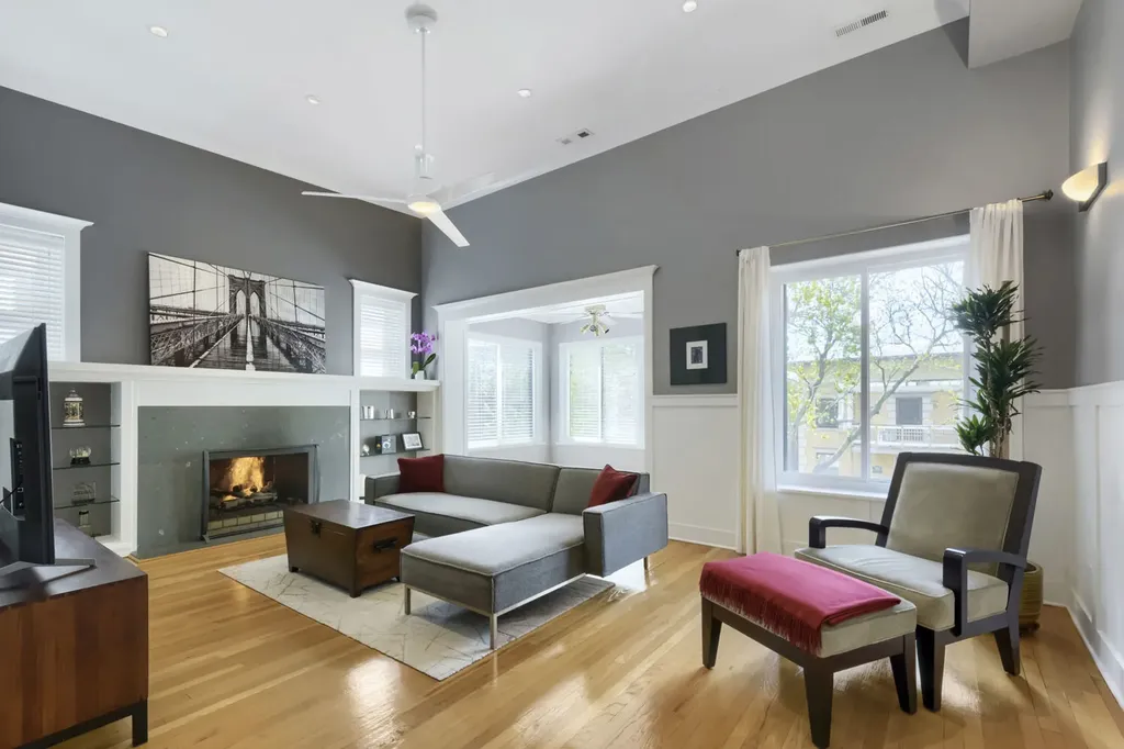 942 West Belle Plaine Avenue Chicago IL 60613