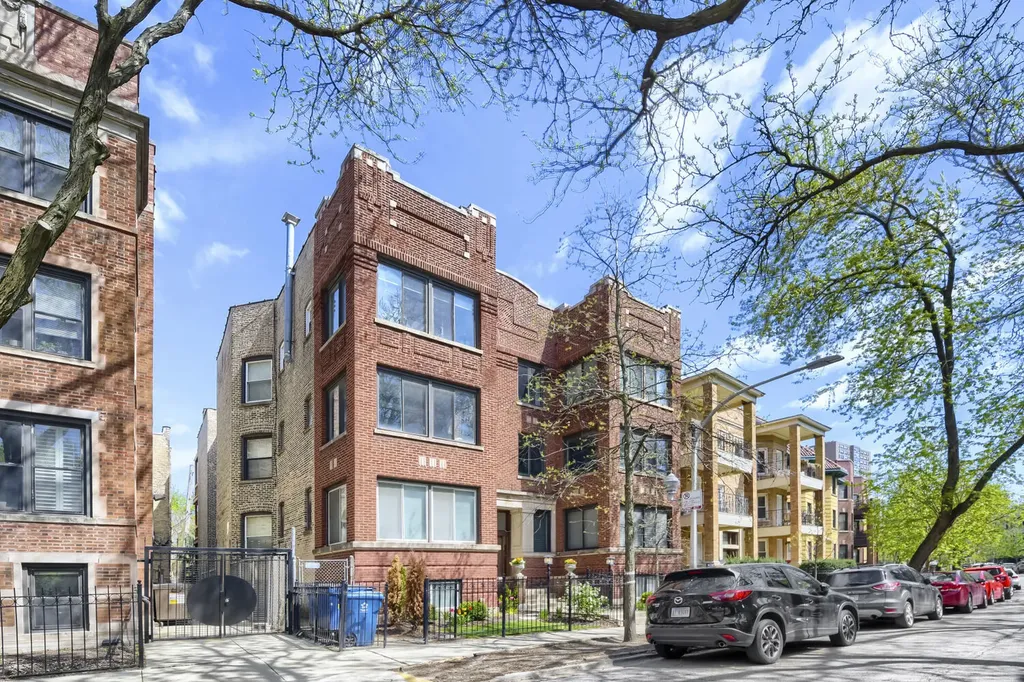 942 West Belle Plaine Avenue Chicago IL 60613