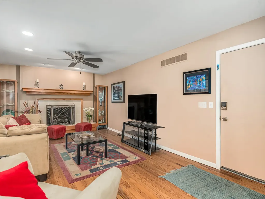 1813 Clyde Drive Naperville IL 60565