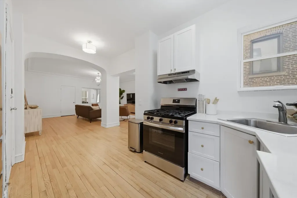 707 West Junior Terrace Chicago IL 60613