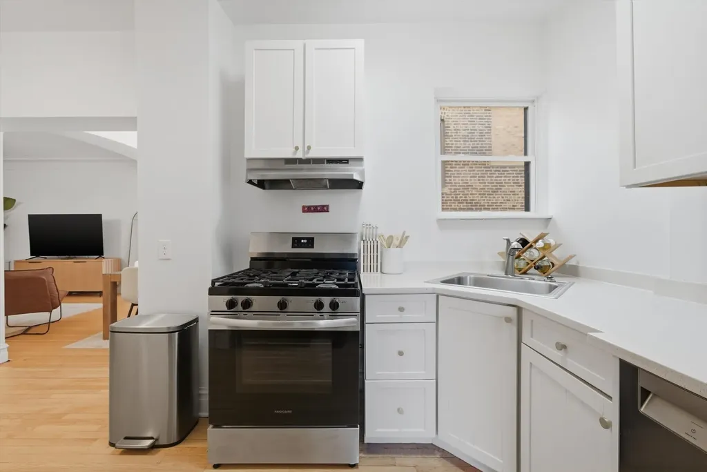 707 West Junior Terrace Chicago IL 60613