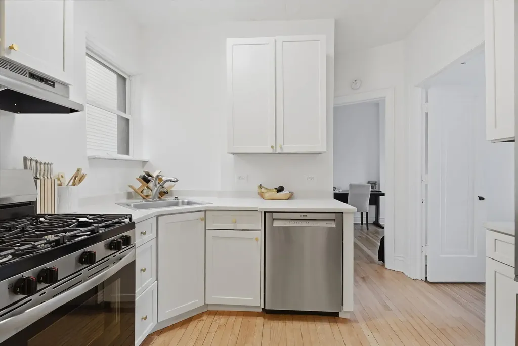 707 West Junior Terrace Chicago IL 60613