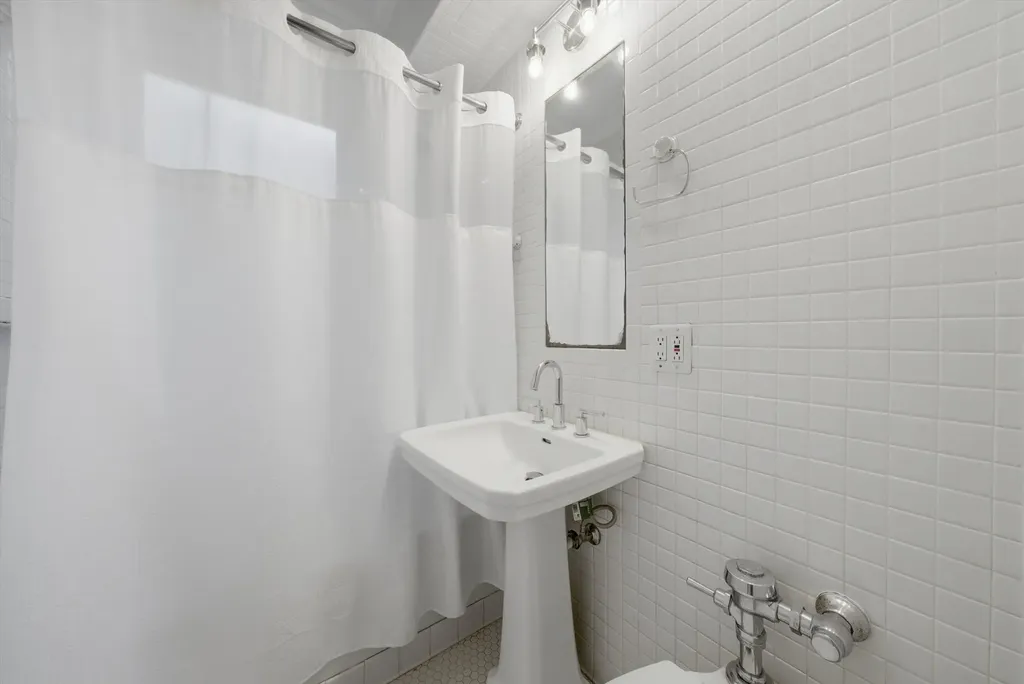 707 West Junior Terrace Chicago IL 60613