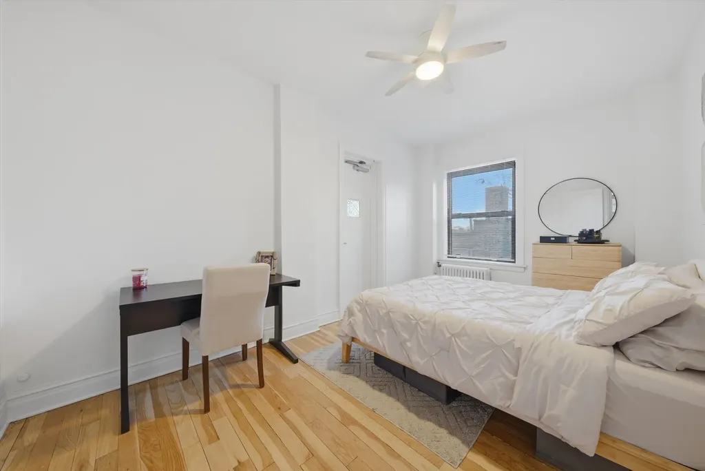 707 West Junior Terrace Chicago IL 60613