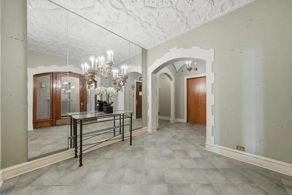 707 West Junior Terrace Chicago IL 60613