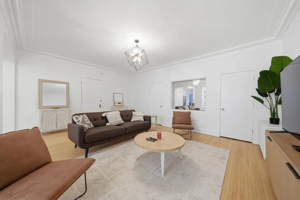 707 West Junior Terrace Chicago IL 60613