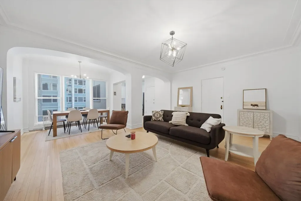 707 West Junior Terrace Chicago IL 60613