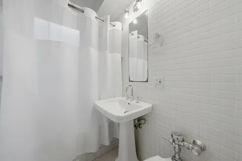 707 West Junior Terrace Chicago IL 60613