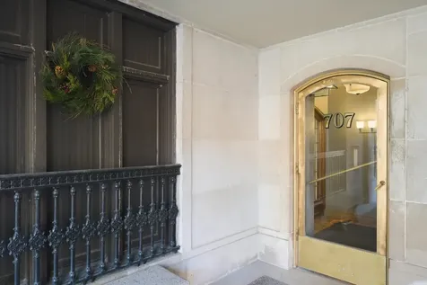 707 West Junior Terrace Chicago IL 60613