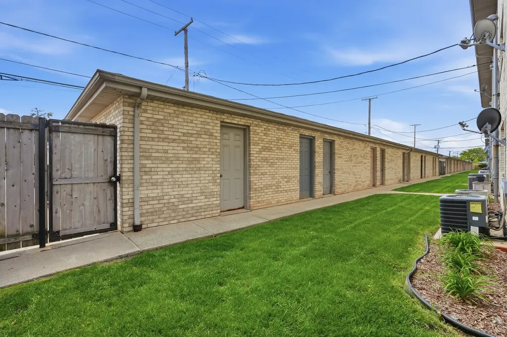 6303 West 63rd Street Chicago IL 60638