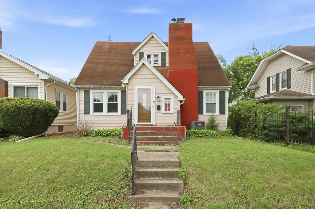 714 23RD Avenue East Moline IL 61244
