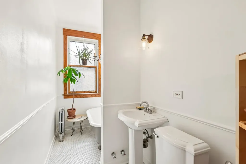 5406 South East View Park Chicago IL 60615