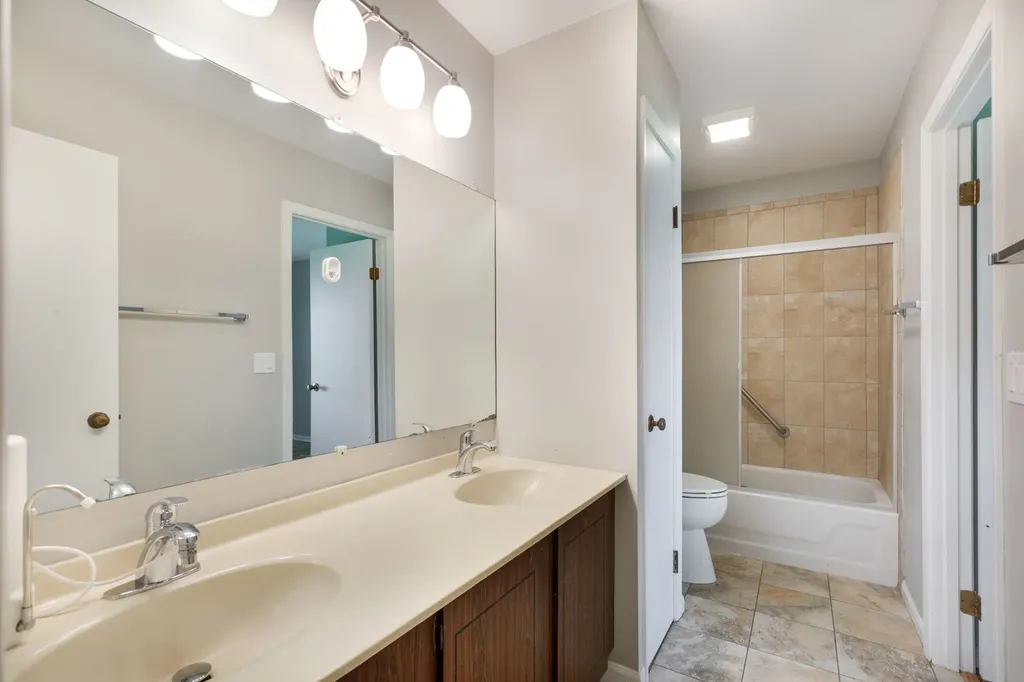 1022 Colony Lake Drive Schaumburg IL 60194