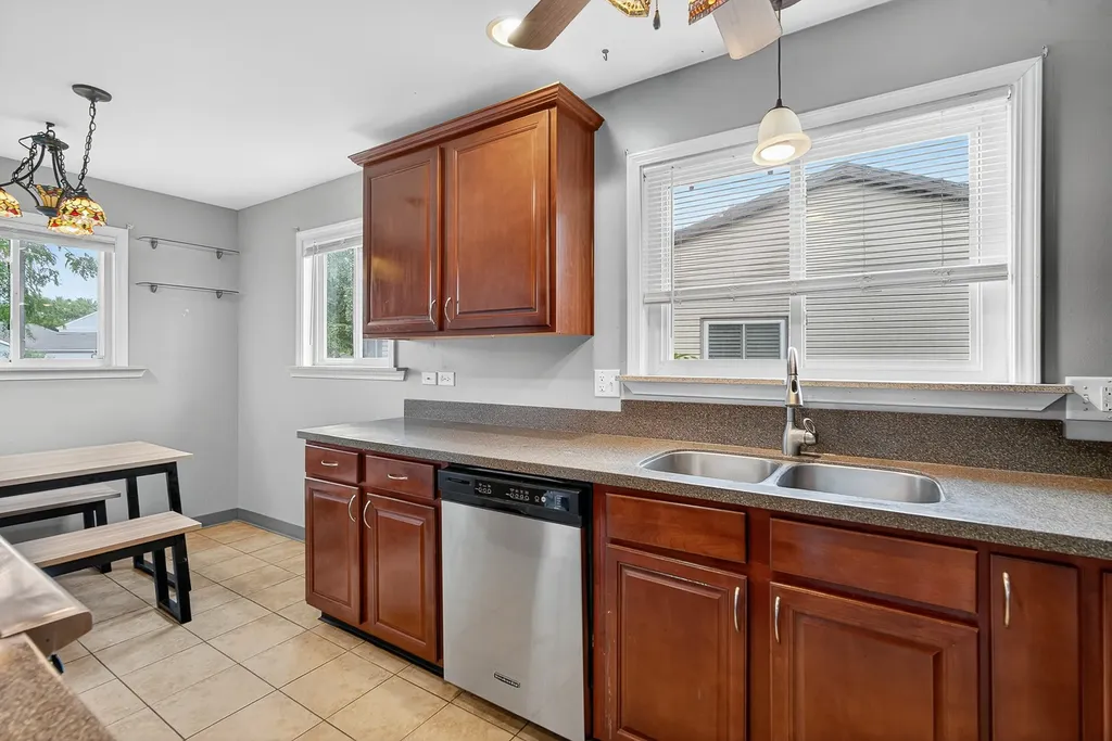 854 Plains Court Carol Stream IL 60188