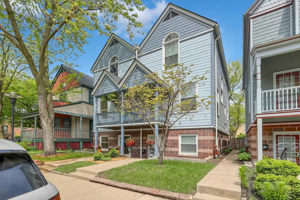 4701 South Woodlawn Avenue Chicago IL 60615
