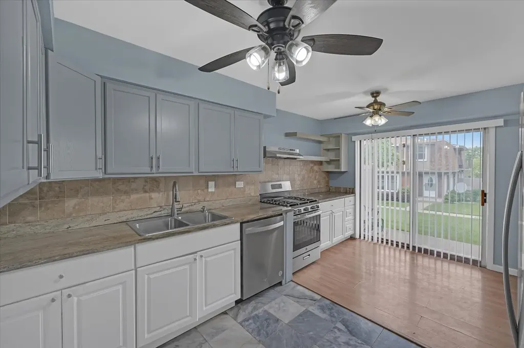718 Newton Court Schaumburg IL 60193