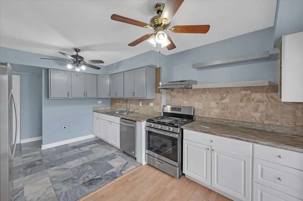 718 Newton Court Schaumburg IL 60193