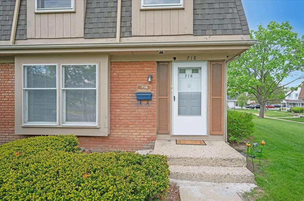 718 Newton Court Schaumburg IL 60193