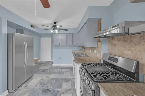 718 Newton Court Schaumburg IL 60193