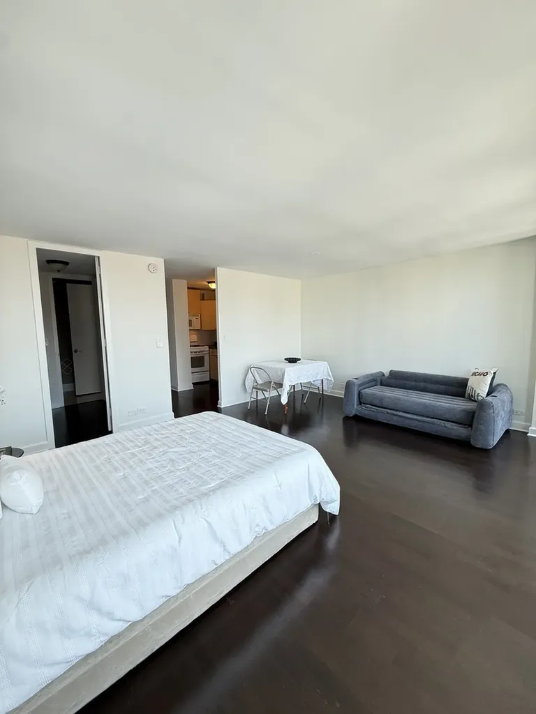 1 East Scott Street Chicago IL 60610