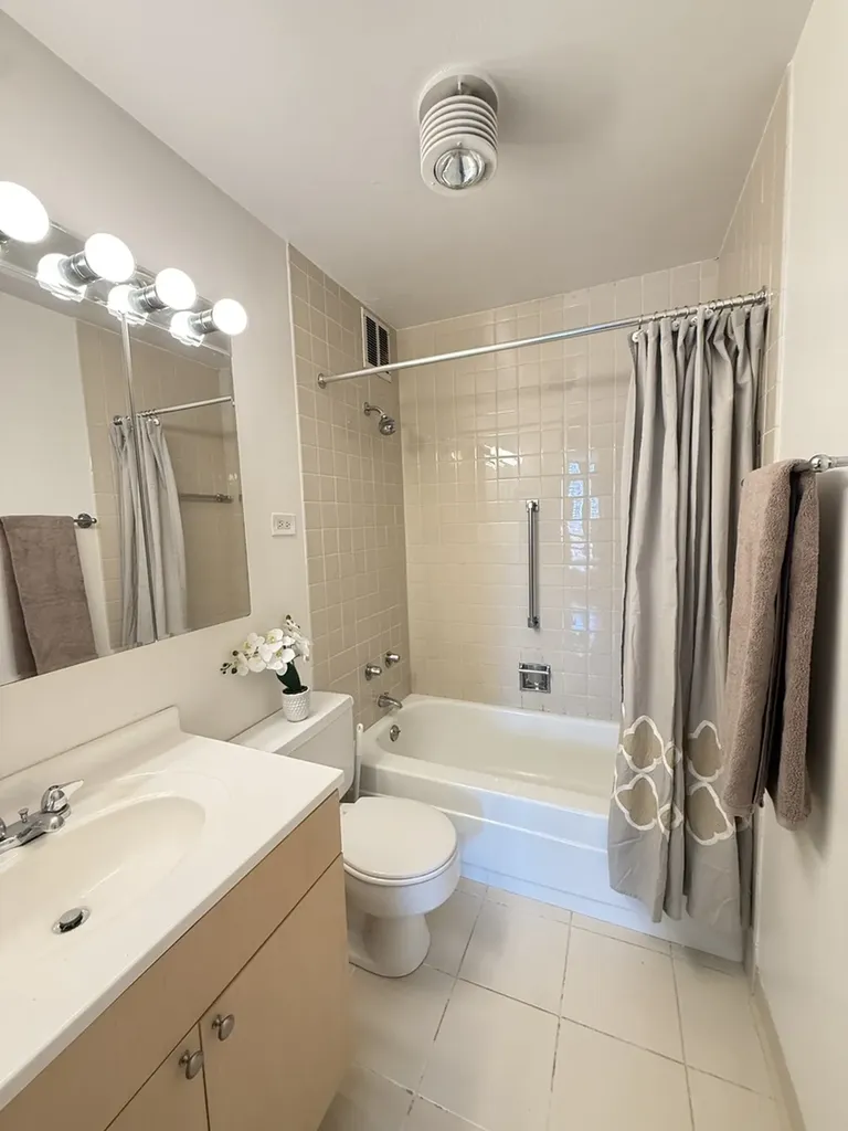 1 East Scott Street Chicago IL 60610